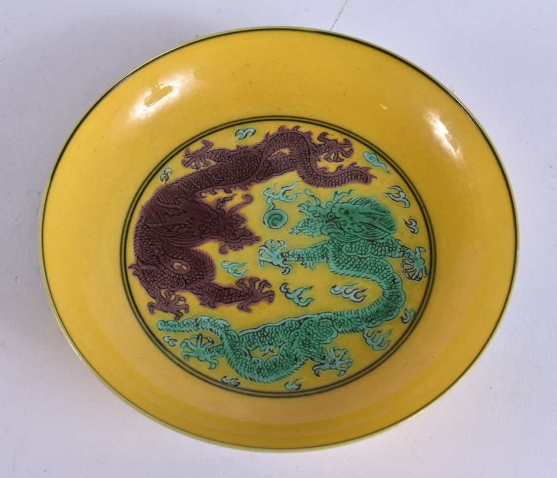 A CHINESE IMPERIAL YELLOW GLAZED PORCELAIN DOUBLE DRAGON DISH. 12.5 cm wide. (1 of 4)