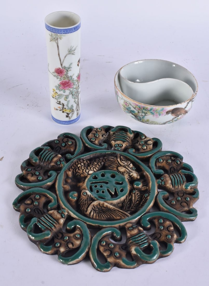 AN EARLY 20TH CENTURY CHINESE FAMILLE ROSE PORCELAIN CIRCULAR BOWL Late Qing/Republic, together with: AN EARLY 20TH CENTURY CHINESE FAMILLE ROSE PORCELAIN CIRCULAR BOWL Late Qing/Republic, together with a cylindrical vase & a pottery plaque. Largest 19cm wide. (3)