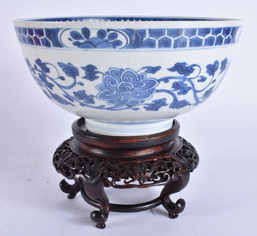 A 17TH/18TH CENTURY CHINESE BLUE AND WHITE PORCELAIN BOWL Kangxi, painted with fish and foliage. 18: A 17TH/18TH CENTURY CHINESE BLUE AND WHITE PORCELAIN BOWL Kangxi, painted with fish and foliage. 18 cm diameter.
