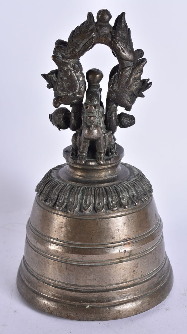 AN 18TH/19TH CENTURY SOUTHEAST ASIAN BRONZE BELL. 21 cm high. (1 of 4)