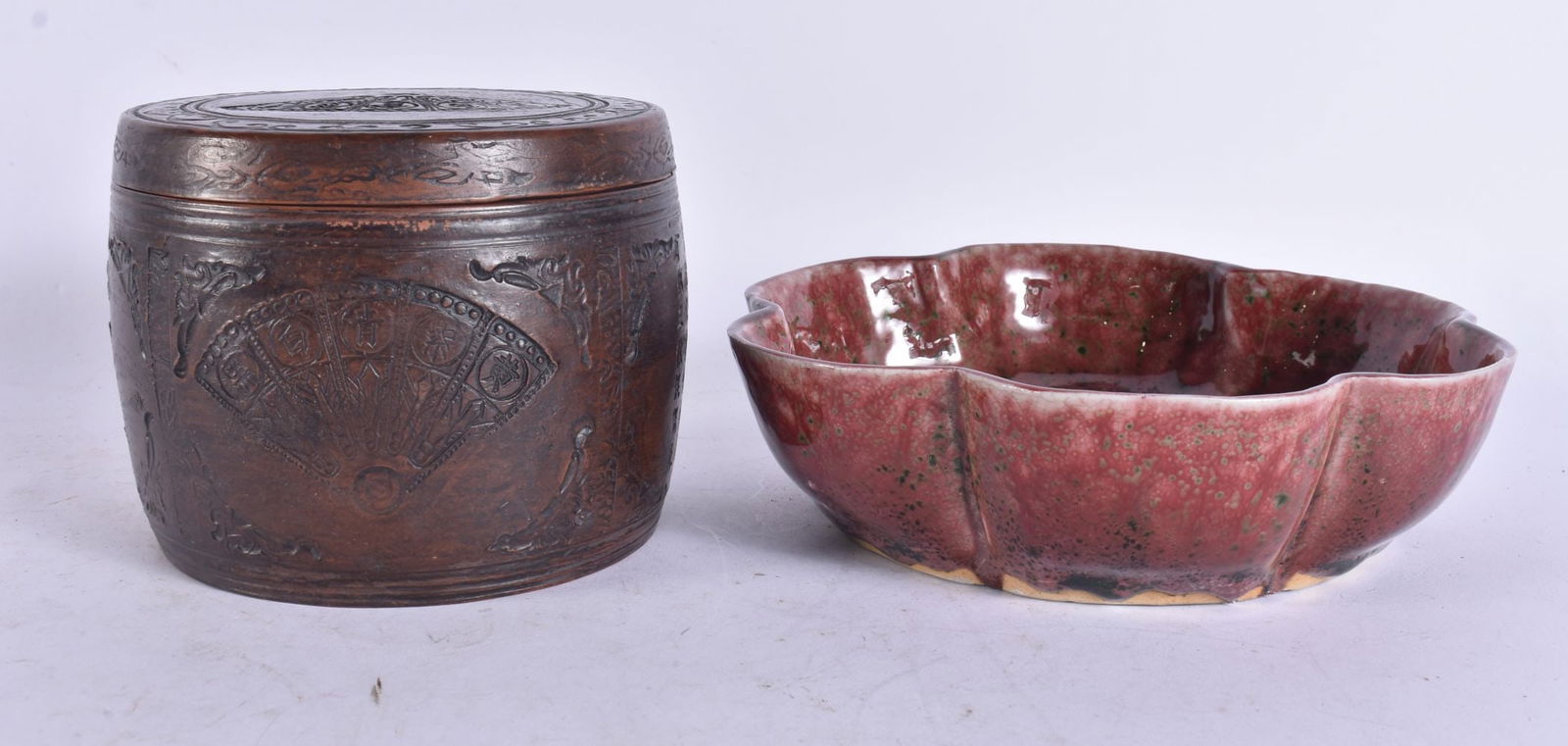 AN EARLY 20TH CENTURY CHINESE YIXING POTTERY BOWL AND COVER Late Qing/Republic, together with a flam: AN EARLY 20TH CENTURY CHINESE YIXING POTTERY BOWL AND COVER Late Qing/Republic, together with a flambe bowl. Largest 16 cm wide. (2)