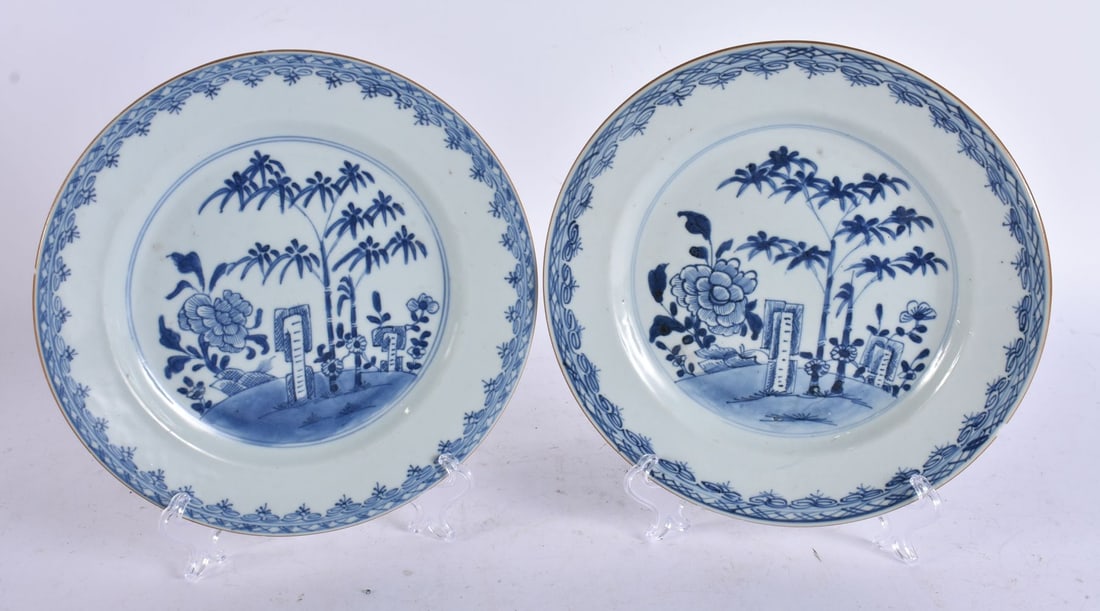 A PAIR OF 18TH CENTURY CHINESE EXPORT BLUE AND WHITE PORCELAIN DISHES Qianlong. 23 cm diameter. (1 of 5)