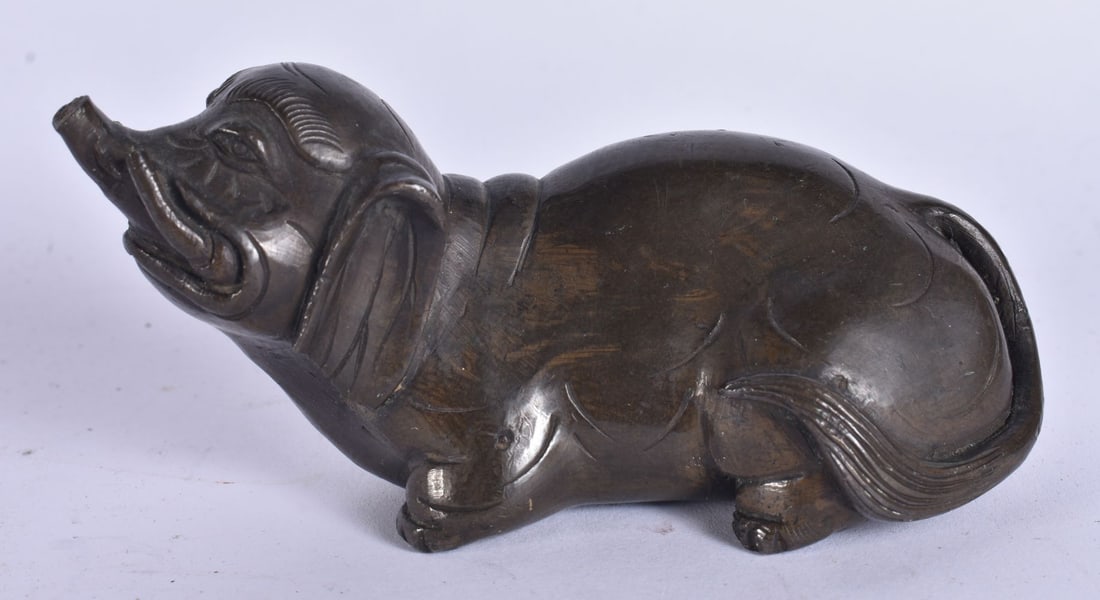 AN 18TH CENTURY JAPANESE EDO PERIOD BRONZE SCROLL WEIGHT formed as an elephant. 10.5 cm wide.: AN 18TH CENTURY JAPANESE EDO PERIOD BRONZE SCROLL WEIGHT formed as an elephant. 10.5 cm wide.
