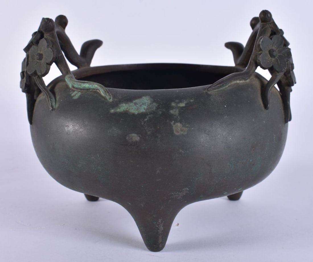 A 17TH/18TH CENTURY CHINESE TWIN HANDLED BRONZE CENSER bearing Xuande marks to base. 1135 grams. 13. (1 of 12)