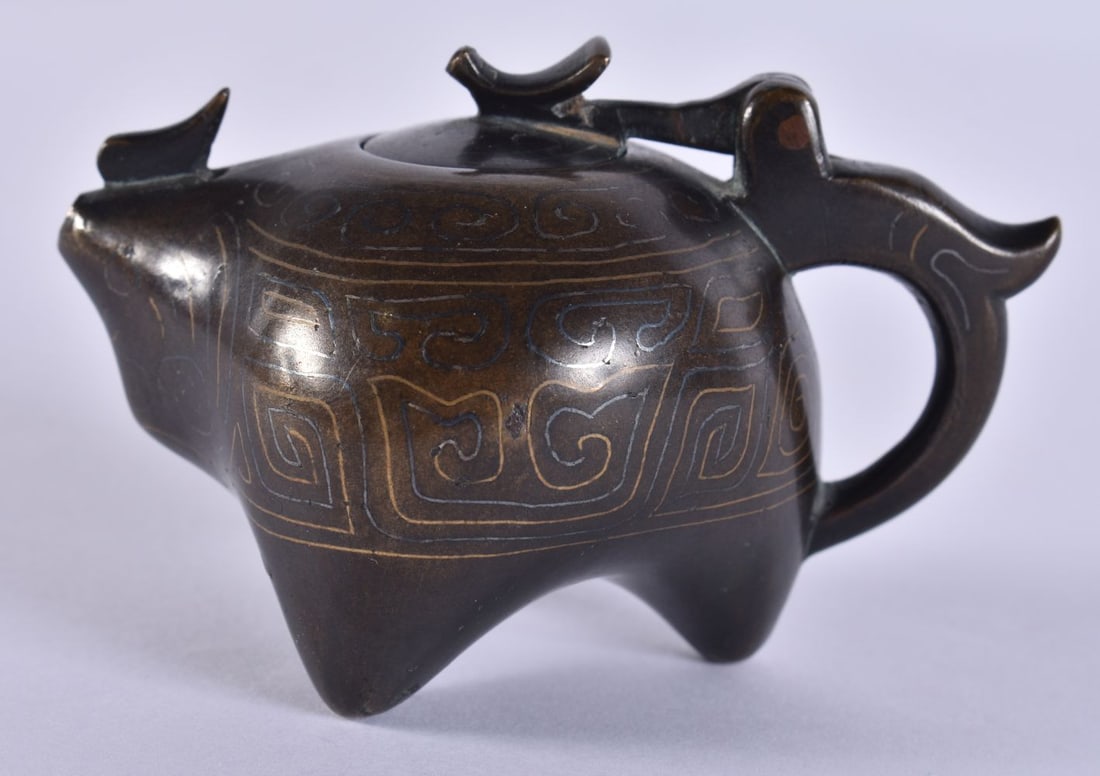 A RARE 17TH/18TH CENTURY CHINESE SILVER INLAID BRONZE WATER DROPPER Ming/Qing. 6.5 cm wide.: A RARE 17TH/18TH CENTURY CHINESE SILVER INLAID BRONZE WATER DROPPER Ming/Qing. 6.5 cm wide.