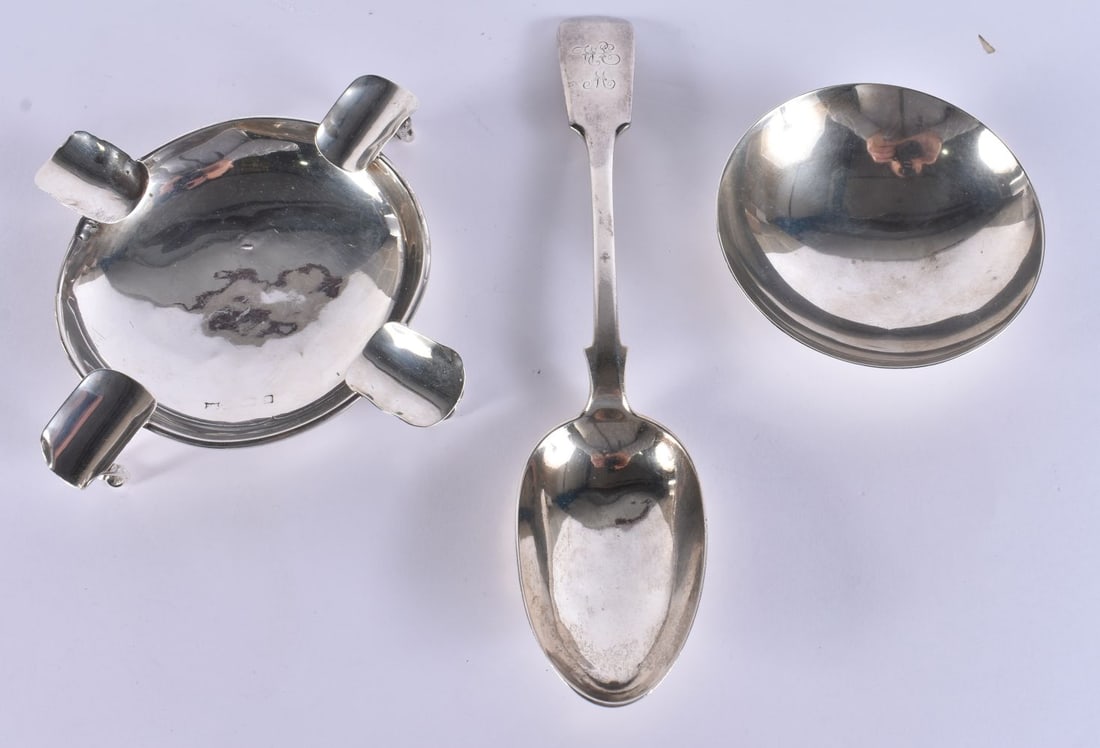 THREE ENGLISH SILVER ITEMS. 222 grams. (3): THREE ENGLISH SILVER ITEMS. 222 grams. (3)