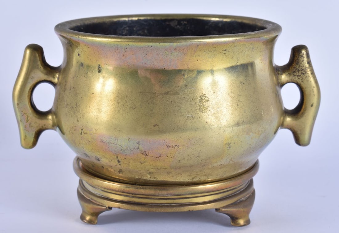 A GOOD 17TH/18TH CENTURY CHINESE TWIN HANDLED BRONZE CENSER ON STAND bearing Xuande marks to base. C (1 of 17)