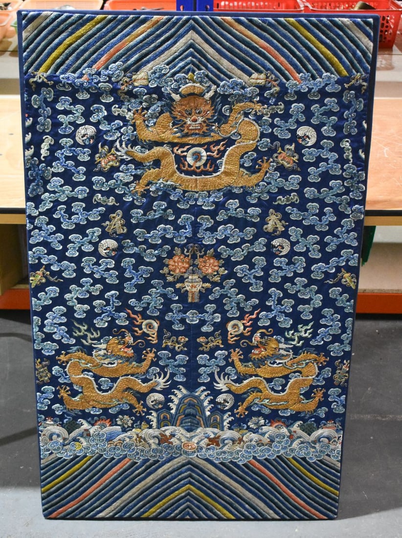 A FINE AND LARGE 19TH CENTURY CHINESE SILK EMBROIDERED DRAGON PANEL depicting five claw dragons amon (1 of 16)