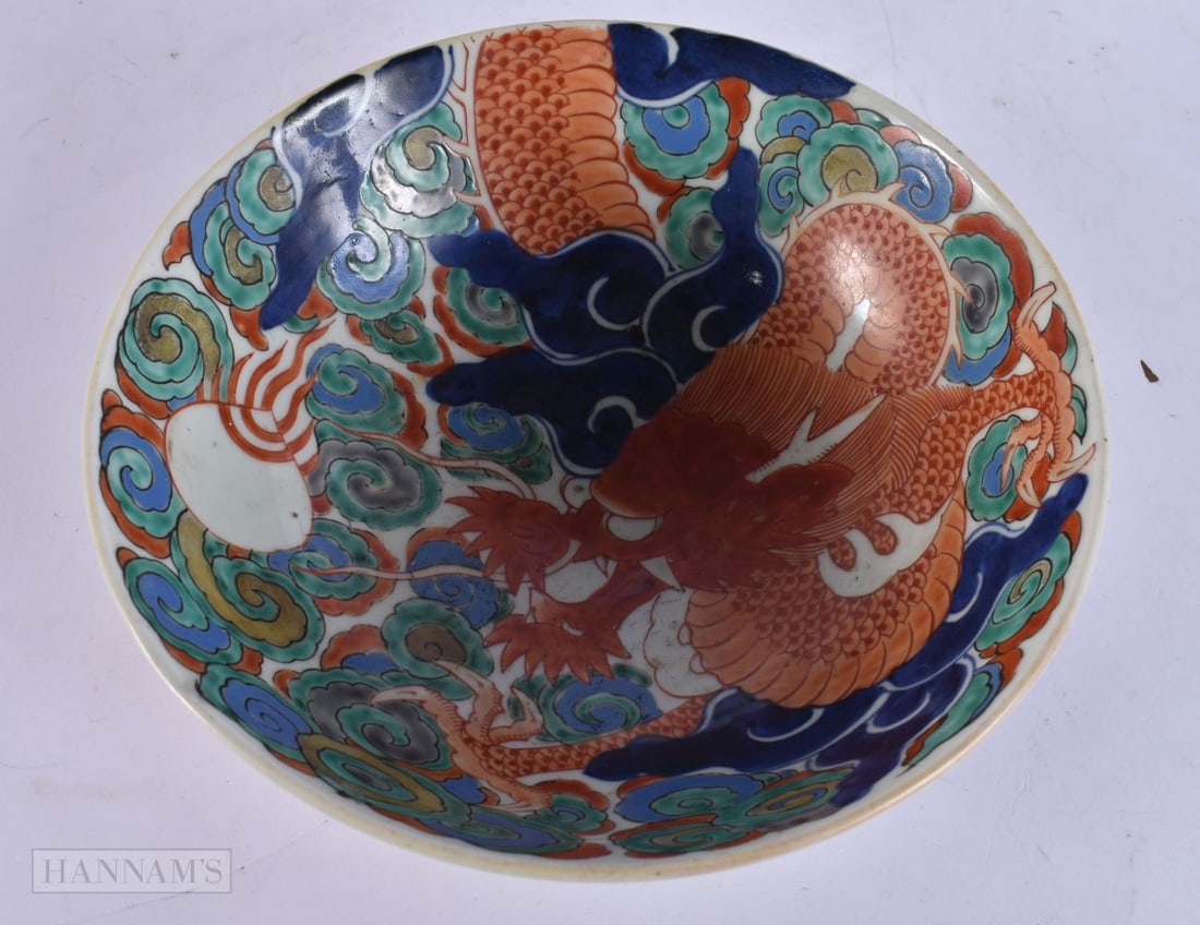 AN 18TH/19TH CENTURY JAPANESE EDO PERIOD PORCELAIN DRAGON BOWL. 21 cm diameter.: AN 18TH/19TH CENTURY JAPANESE EDO PERIOD PORCELAIN DRAGON BOWL. 21 cm diameter.