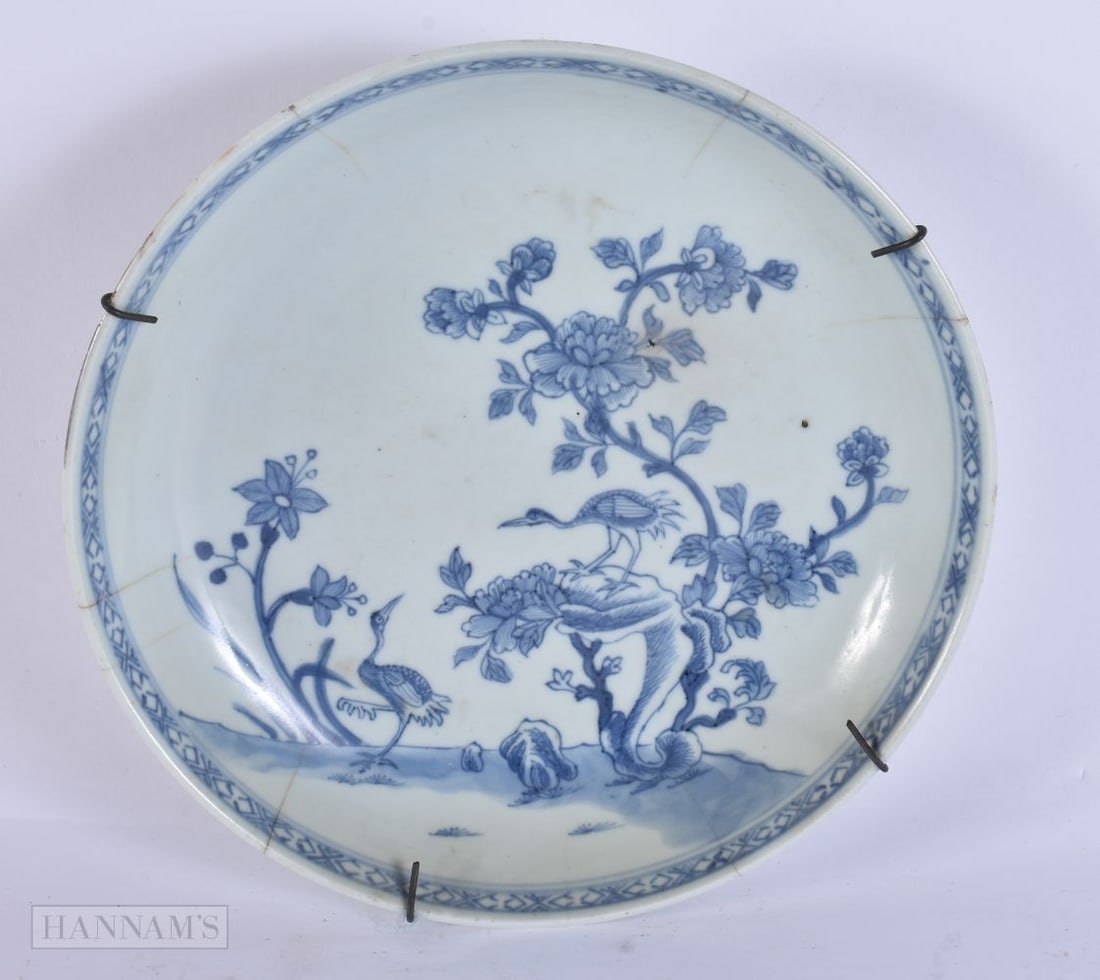 AN 18TH CENTURY CHINESE EXPORT BLUE AND WHITE PORCELAIN DISH Qianlong. 21 cm diameter. (1 of 5)