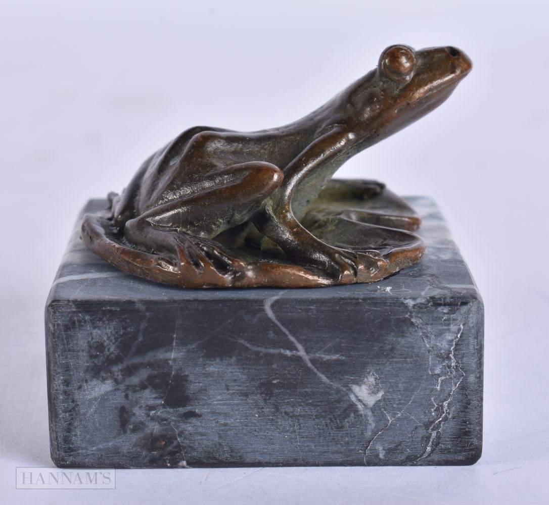A JAPANESE BRONZE TOAD MARBLE PAPERWEIGHT. 4.75 cm square.: A JAPANESE BRONZE TOAD MARBLE PAPERWEIGHT. 4.75 cm square.