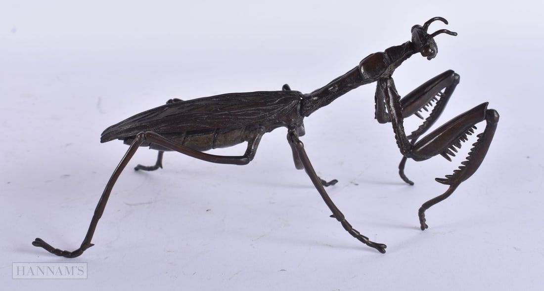A JAPANESE ARTICULATED BRONZE PRAYING MANTIS. 15 cm wide.: A JAPANESE ARTICULATED BRONZE PRAYING MANTIS. 15 cm wide.