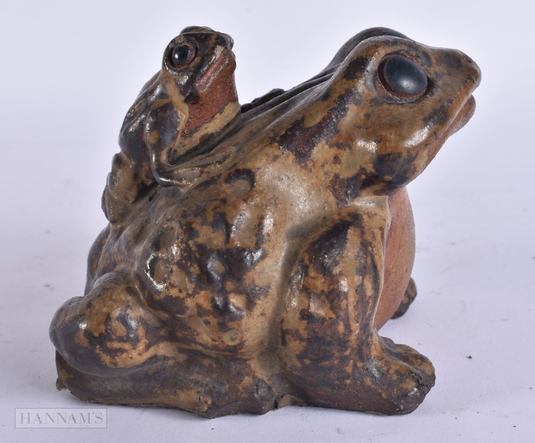 A CHINESE POTTERY FROG FIGURE. 11 cm wide. (1 of 5)
