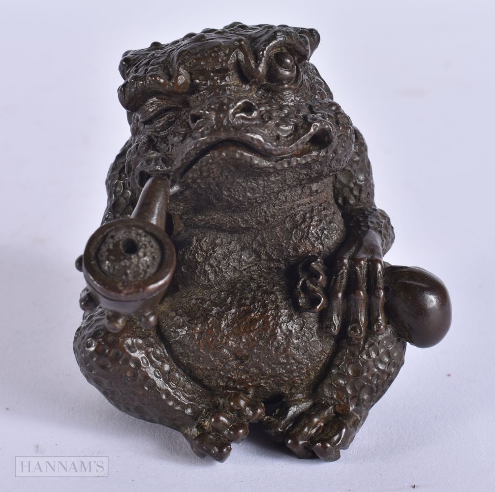 A JAPANESE BRONZE SMOKING TOAD. 8 cm high.: A JAPANESE BRONZE SMOKING TOAD. 8 cm high.