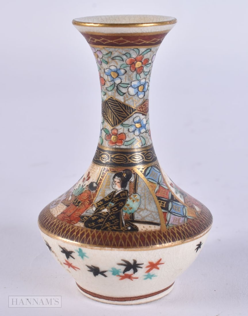 AN EARLY 20TH CENTURY JAPANESE MEIJI PERIOD SATSUMA VASE. 7.5 cm high. (1 of 5)