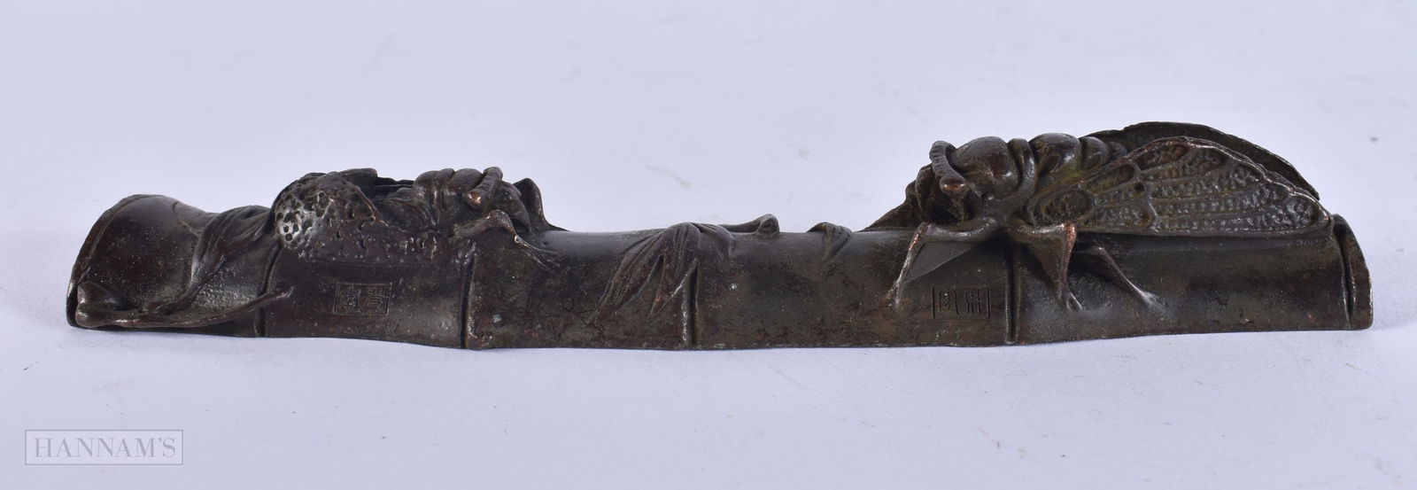A JAPANESE BRONZE SCROLL WEIGHT. 164 grams. 17 cm long.: A JAPANESE BRONZE SCROLL WEIGHT. 164 grams. 17 cm long.