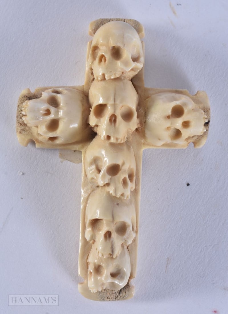 A MEMENTO MORI CARVED STAG ANTLER SKULL CROSS. 23 grams. 7.25 cm x 5 cm.: A MEMENTO MORI CARVED STAG ANTLER SKULL CROSS. 23 grams. 7.25 cm x 5 cm.