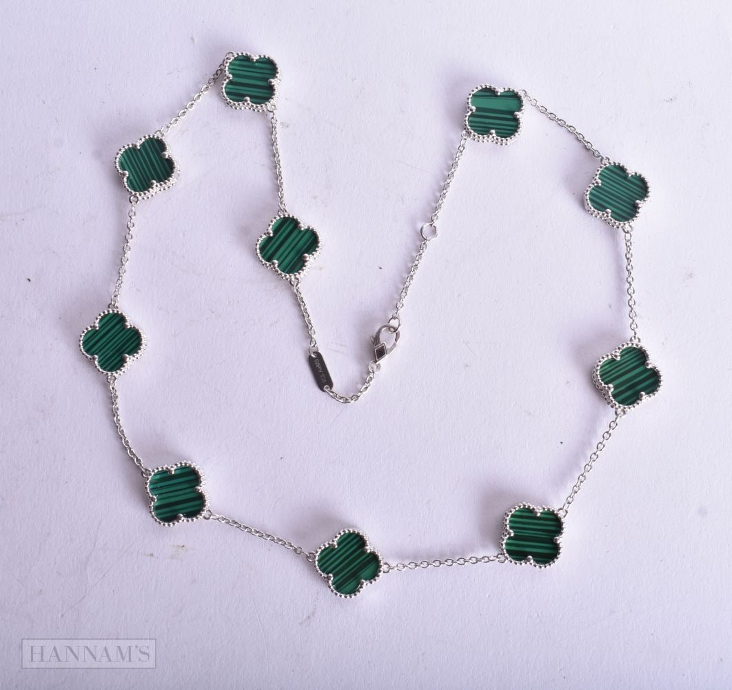 A SILVER AND MALACHITE CLOVER NECKLACE. 14.3 grams. 45 cm long.: A SILVER AND MALACHITE CLOVER NECKLACE. 14.3 grams. 45 cm long.