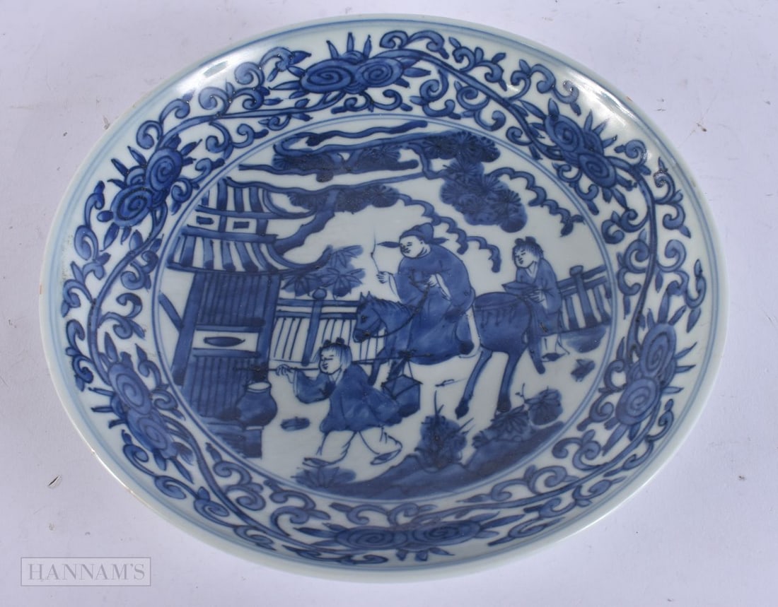 A CHINESE BLUE AND WHITE PORCELAIN DISH possibly Ming. 23 cm wide. (1 of 5)