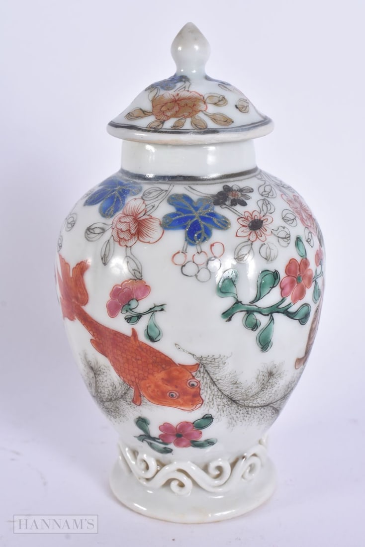 AN 18TH CENTURY CHINESE PORCELAIN TEA CANISTER AND COVER Qianlong. 14cm high. (1 of 6)