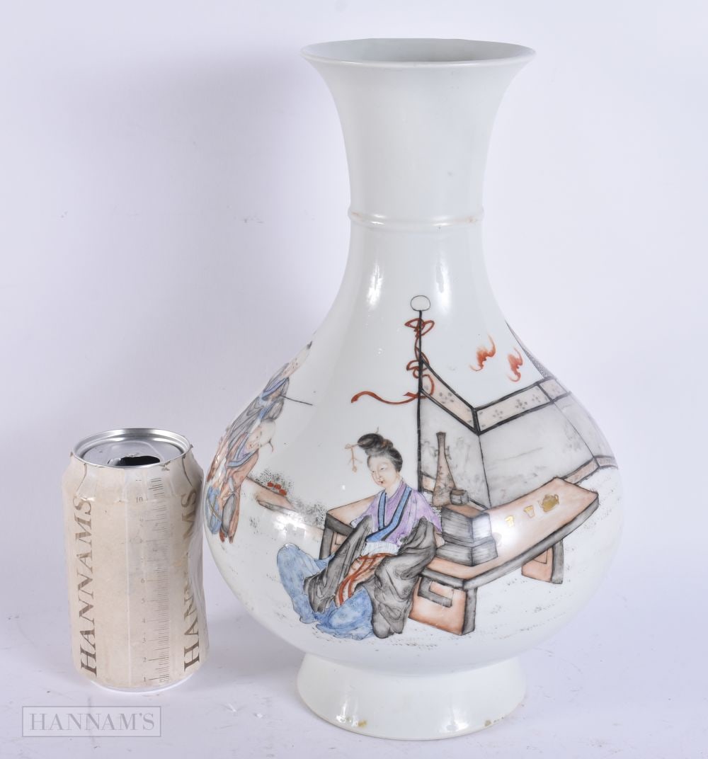 A FINE EARLY 20TH CENTURY CHINESE FAMILLE ROSE PORCELAIN VASE Late Qing/Republic. 30 cm x 15 cm.: A FINE EARLY 20TH CENTURY CHINESE FAMILLE ROSE PORCELAIN VASE Late Qing/Republic. 30 cm x 15 cm.