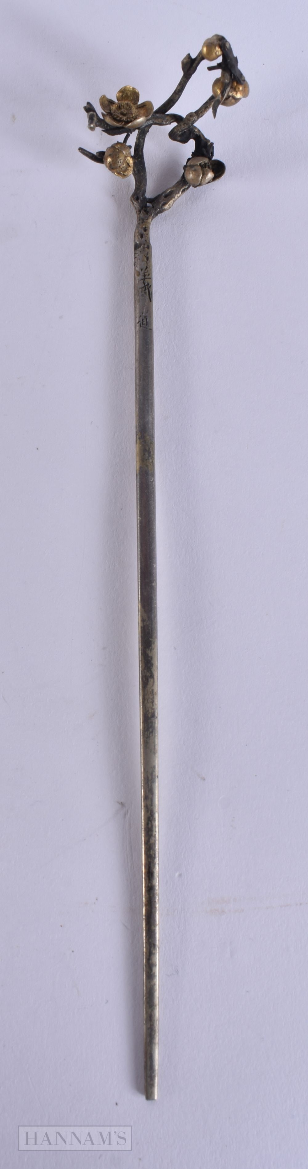 AN EARLY 20TH CENTURY JAPANESE MEIJI PERIOD MIXED METAL HAIR PIN. 22 cm long.: AN EARLY 20TH CENTURY JAPANESE MEIJI PERIOD MIXED METAL HAIR PIN. 22 cm long.
