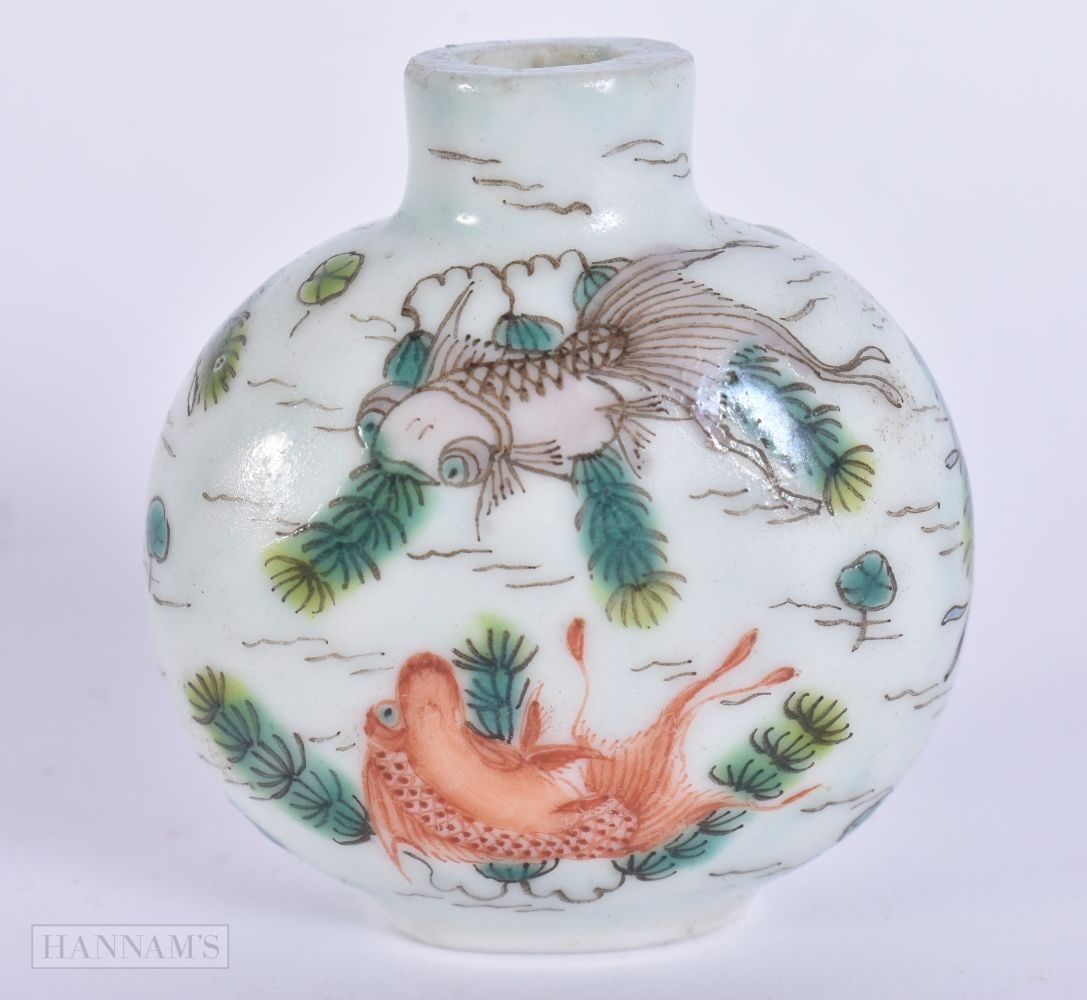 AN EARLY 20TH CENTURY CHINESE PORCELAIN SNUFF BOTTLE Late Qing/Republic. 5.25 cm x 4.5 cm.: AN EARLY 20TH CENTURY CHINESE PORCELAIN SNUFF BOTTLE Late Qing/Republic. 5.25 cm x 4.5 cm.