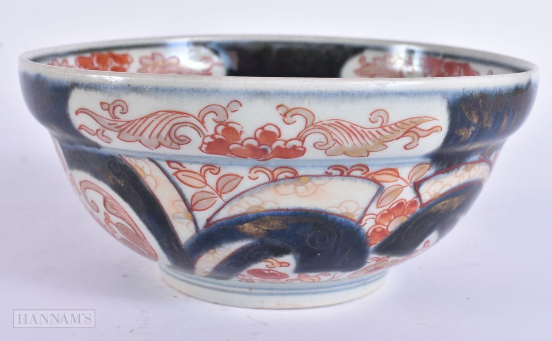 AN 18TH CENTURY JAPANESE EDO PERIOD IMARI PORCELAIN BOWL painted with flowers. 15 cm diameter. (1 of 5)