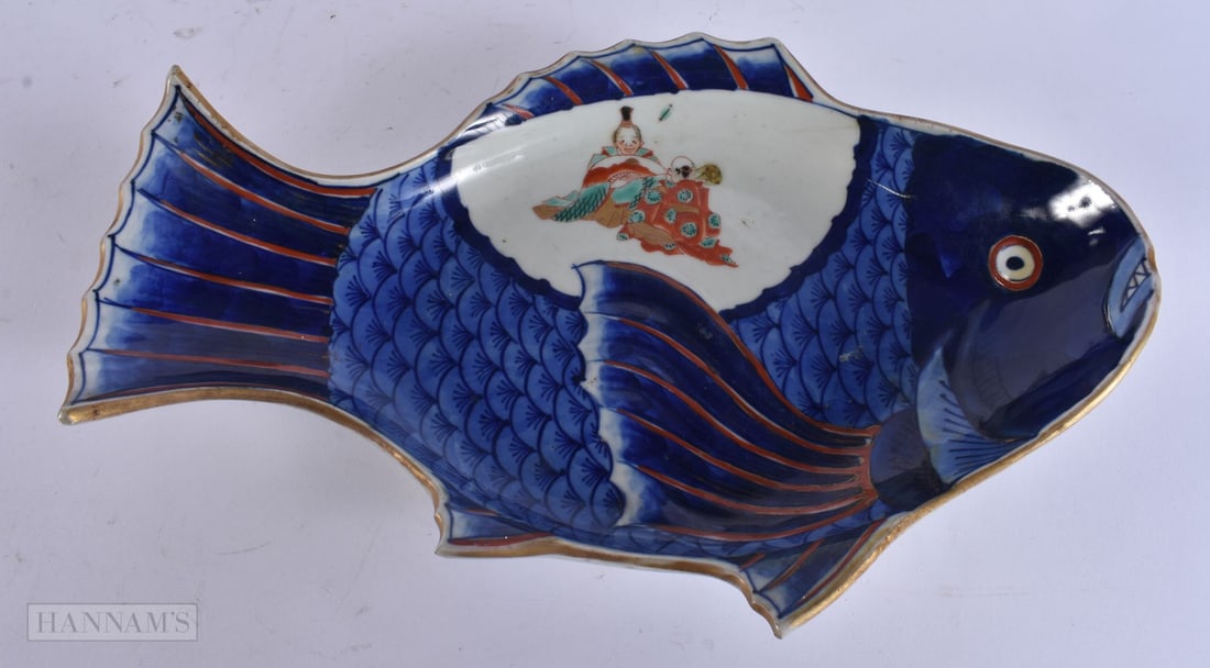 AN 18TH/19TH CENTURY JAPANESE EDO PERIOD BLUE AND WHITE PORCELAIN FISH DISH painted with figures. 28 (1 of 4)