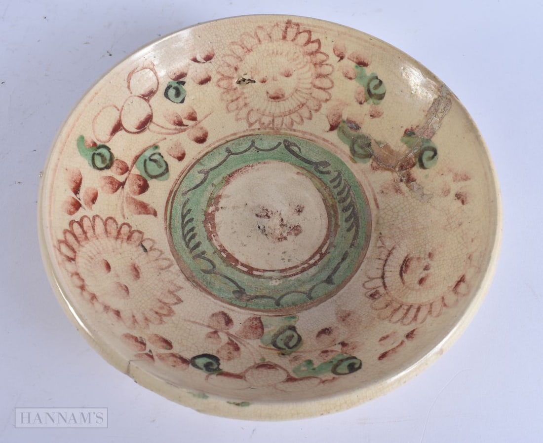 A 16TH/17TH CENTURY CHINESE SWATOW WARE POTTERY BOWL Ming, painted with flowers. 21 cm wide. (1 of 4)