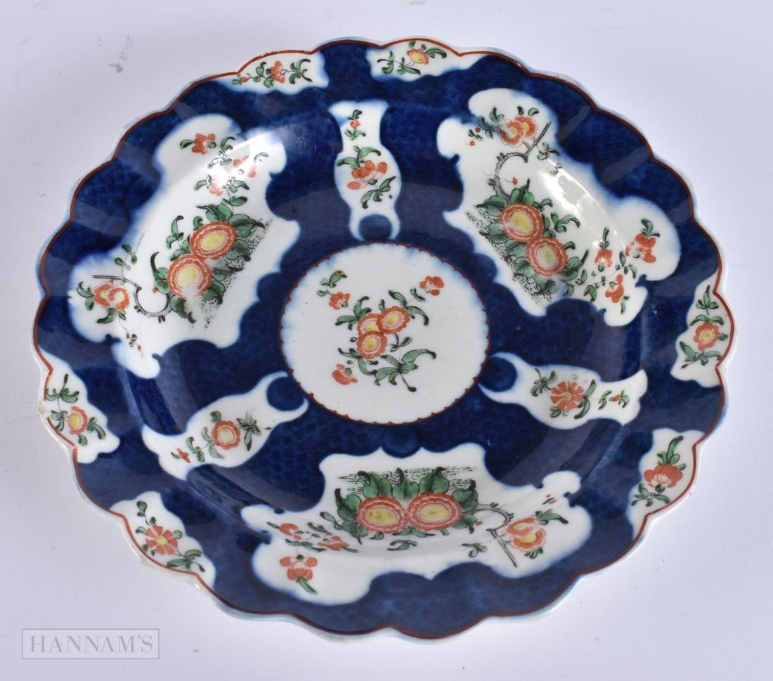 AN 18TH CENTURY WORCESTER BLUE SCALE PORCELAIN DISH. 20 cm wide. (1 of 5)