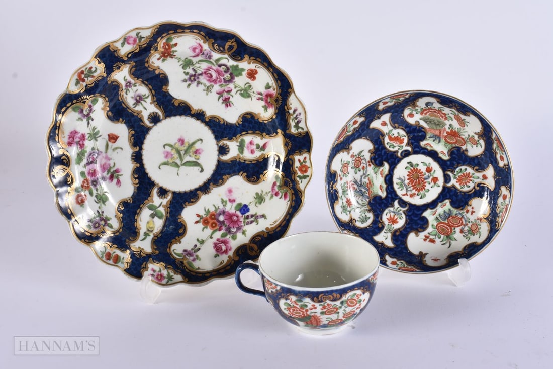AN 18TH CENTURY WORCESTER BLUE SCALE PORCELAIN DISH together with a similar cup and saucer. Largest (1 of 8)
