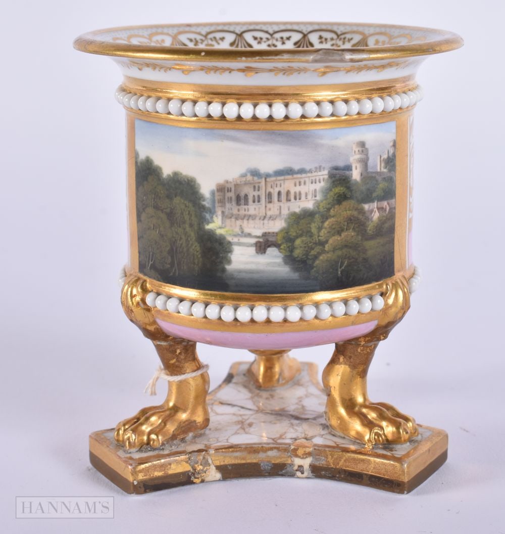 AN EARLY 19TH CENTURY CHAMBERLAINS WORCESTER VASE painted with Warwick Castle. 9 cm high.: AN EARLY 19TH CENTURY CHAMBERLAINS WORCESTER VASE painted with Warwick Castle. 9 cm high.