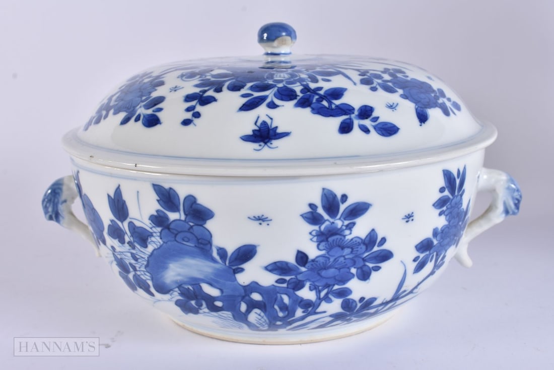 A 17TH/18TH CENTURY CHINESE BLUE AND WHITE TWIN HANDLED PORCELAIN BOWL AND COVER Kangxi. 19 cm wide. (1 of 6)