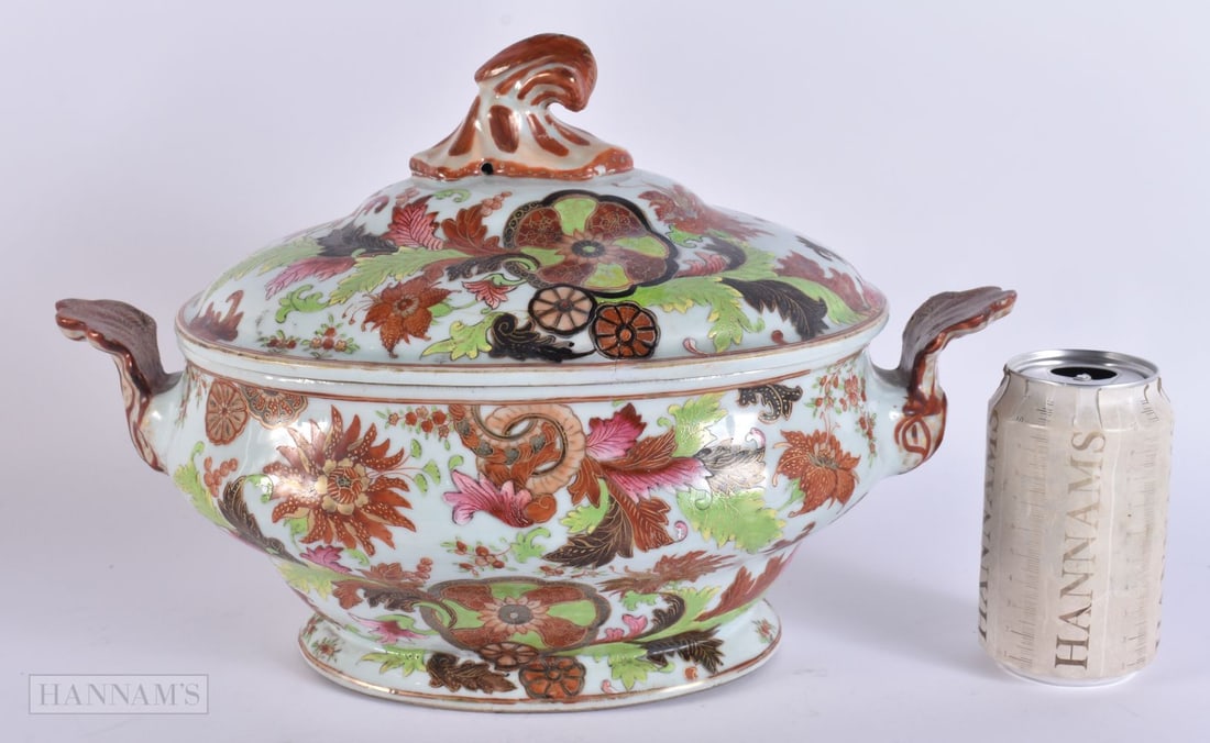 AN UNUSUAL 18TH CENTURY CHINESE TOBACCO LEAF PORCELAIN TUREEN AND COVER Qianlong. 34 cm x 24 cm.: AN UNUSUAL 18TH CENTURY CHINESE TOBACCO LEAF PORCELAIN TUREEN AND COVER Qianlong. 34 cm x 24 cm.