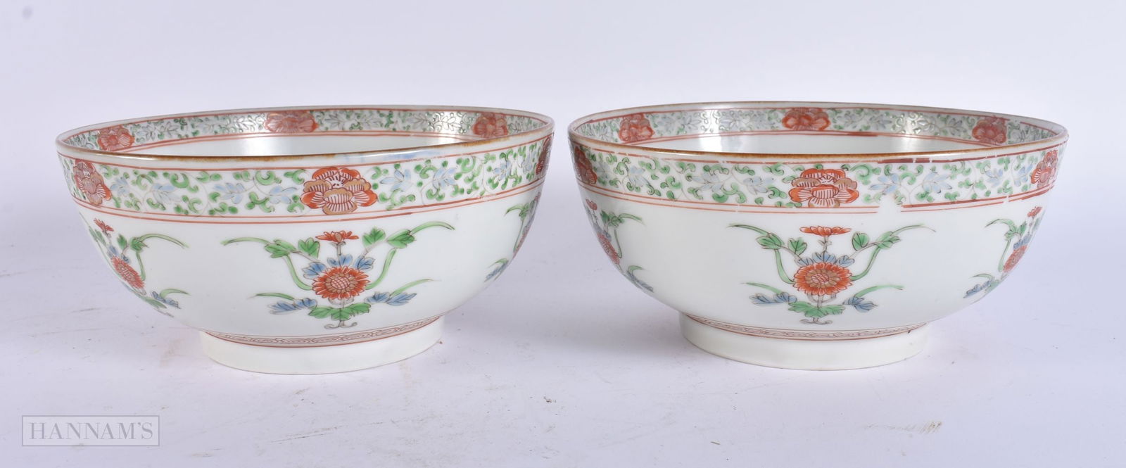 A PAIR OF EARLY 18TH CENTURY CHINESE EXPORT PORCELAIN BOWLS Late Yongzheng/Early Qianlong. 16.5 cm w (1 of 5)