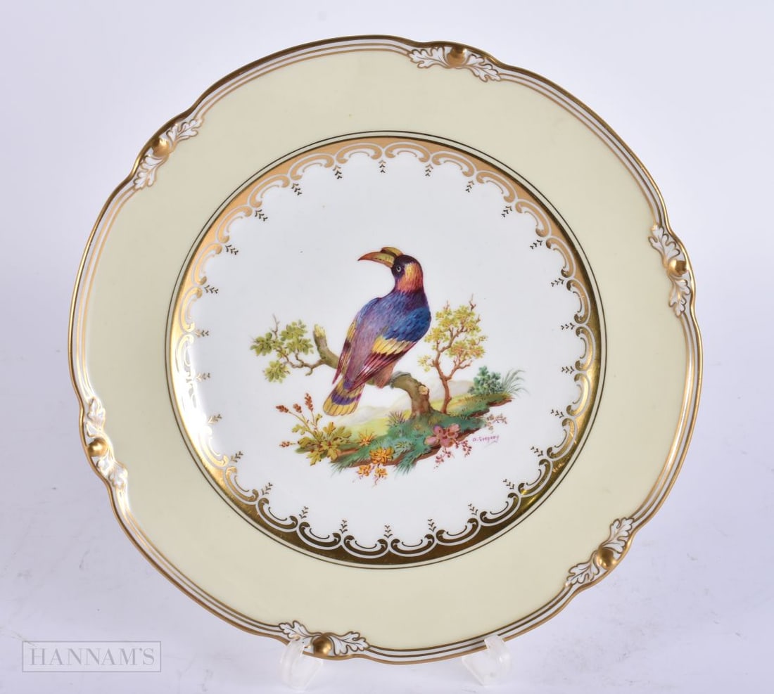 A FINE AND RARE ROYAL CROWN DERBY PORCELAIN TOUCAN PLATE by Albert Gregory. 22.5 cm wide.: A FINE AND RARE ROYAL CROWN DERBY PORCELAIN TOUCAN PLATE by Albert Gregory. 22.5 cm wide.
