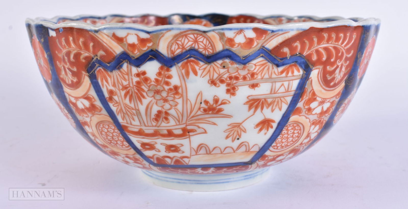 A 19TH CENTURY JAPANESE MEIJI PERIOD IMARI PORCELAIN FLUTED BOWL. 17 cm wide. (1 of 5)