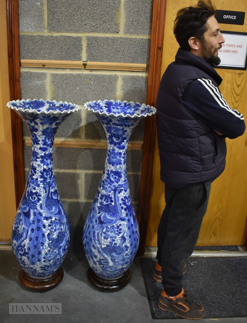 A VERY LARGE PAIR OF 19TH CENTURY JAPANESE MEIJI PERIOD COUNTRY HOUSE KUTANI PORCELAIN VASES painted: A VERY LARGE PAIR OF 19TH CENTURY JAPANESE MEIJI PERIOD COUNTRY HOUSE KUTANI PORCELAIN VASES painted with geisha. 110 cm x 34 cm.