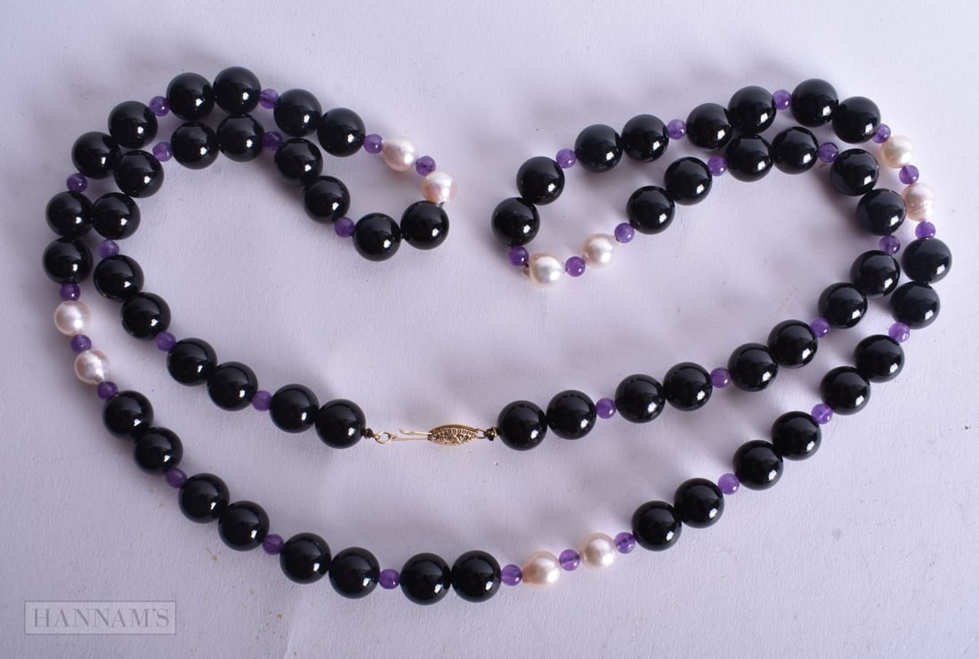 An Onyx and Pearl Necklace with a 14 Carat Gold Clasp. Stamped 14K, Length 90cm, Largest Bead 10mm,: An Onyx and Pearl Necklace with a 14 Carat Gold Clasp. Stamped 14K, Length 90cm, Largest Bead 10mm, weight 109g