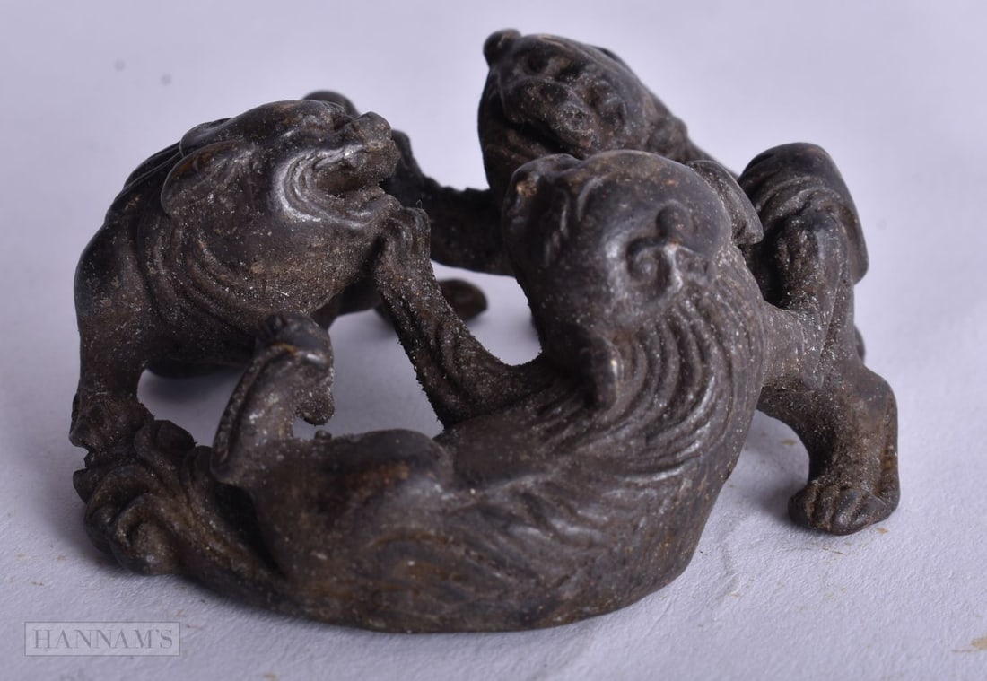 A Bronze Foo Dog Scroll Weight. 2.7cm x 5.8cm x 5.6cm, weight 154g: A Bronze Foo Dog Scroll Weight. 2.7cm x 5.8cm x 5.6cm, weight 154g