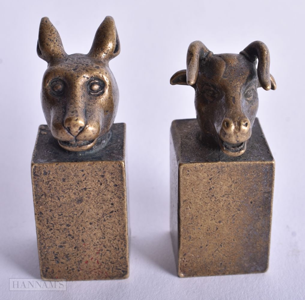 A Pair of Bronze Animal Head Seals. 5.1cm x 2.3cm x 1.8cm, total weight 212g (2): A Pair of Bronze Animal Head Seals. 5.1cm x 2.3cm x 1.8cm, total weight 212g (2)