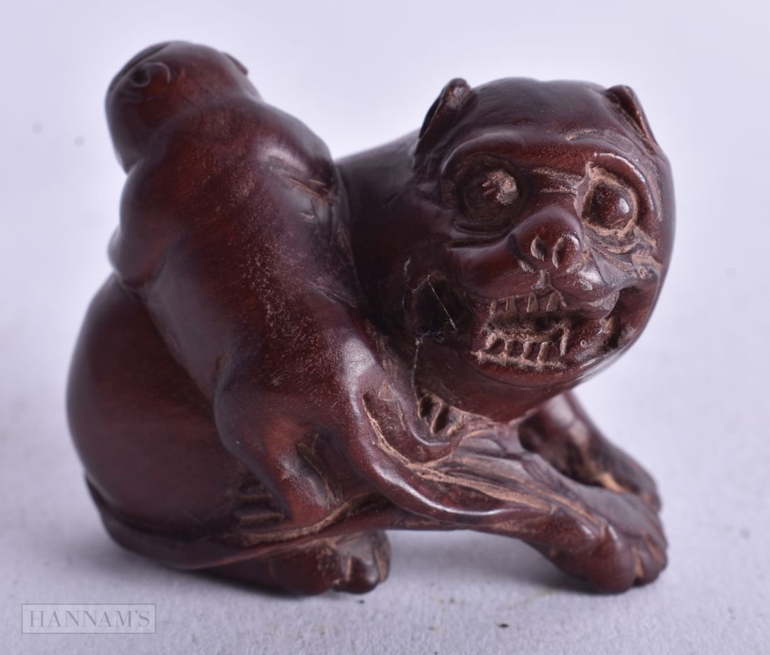A Carved Food Dog with a Pup on its Back. 3.3cm x 4.1cm x 2.7cm, weight 14.7g: A Carved Food Dog with a Pup on its Back. 3.3cm x 4.1cm x 2.7cm, weight 14.7g