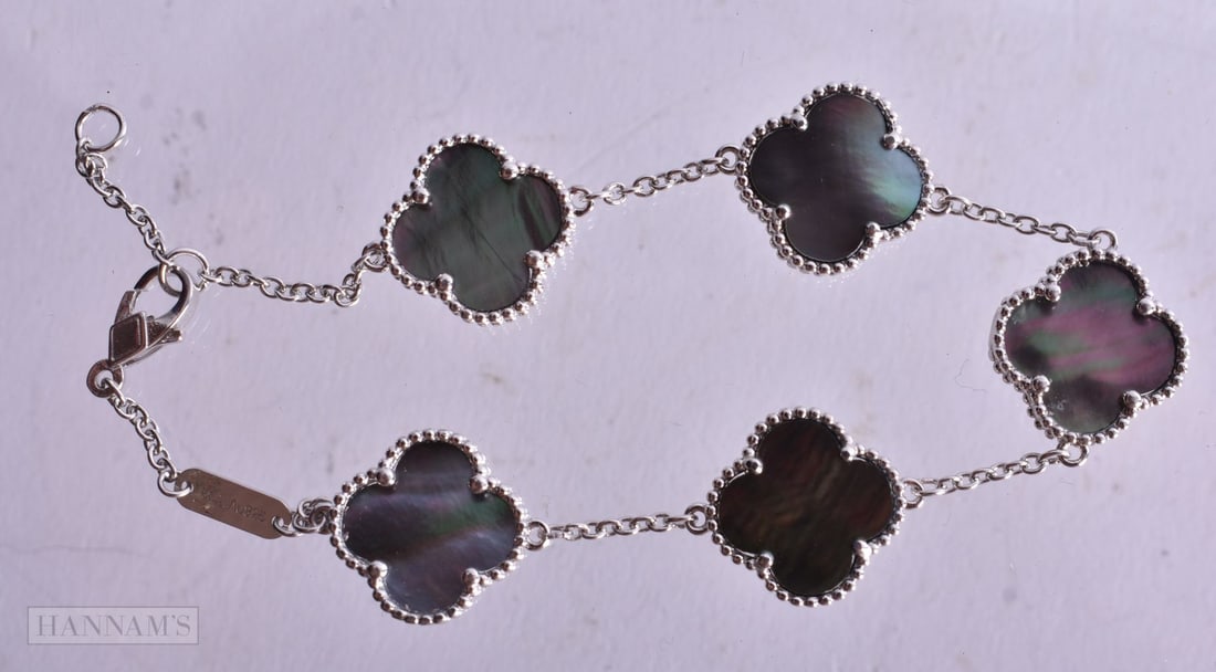 A Silver and Mother of Pearl Clover Bracelet. Stamped 925. 19.5 cm long, weight 7.8g: A Silver and Mother of Pearl Clover Bracelet. Stamped 925. 19.5 cm long, weight 7.8g