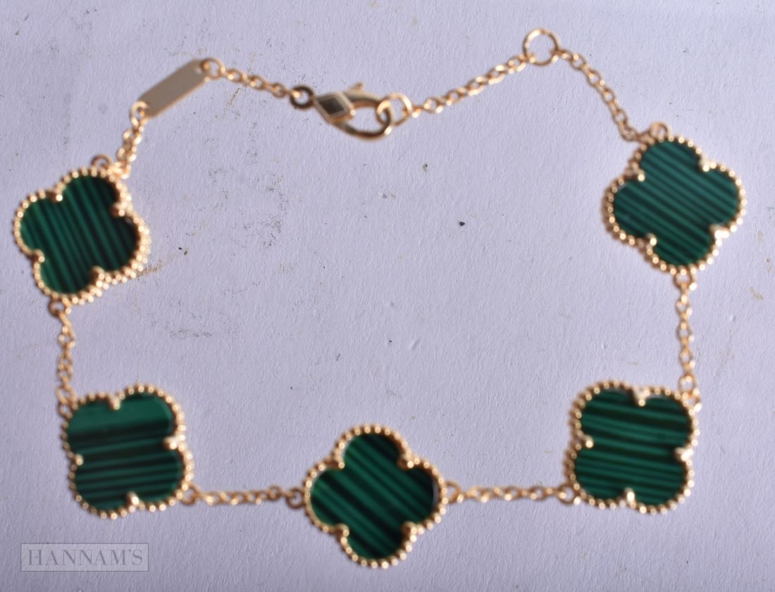 A Silver and Malachite Clover Bracelet. Stamped 925. 20 cm long, weight 7.3g: A Silver and Malachite Clover Bracelet. Stamped 925. 20 cm long, weight 7.3g