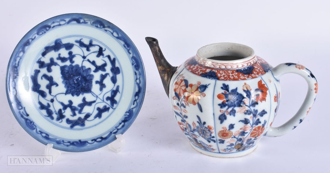AN 18TH CENTURY CHINESE EXPORT IMARI PORCELAIN TEAPOT Qianlong, together with a dish. Largest 16.5 c (1 of 8)