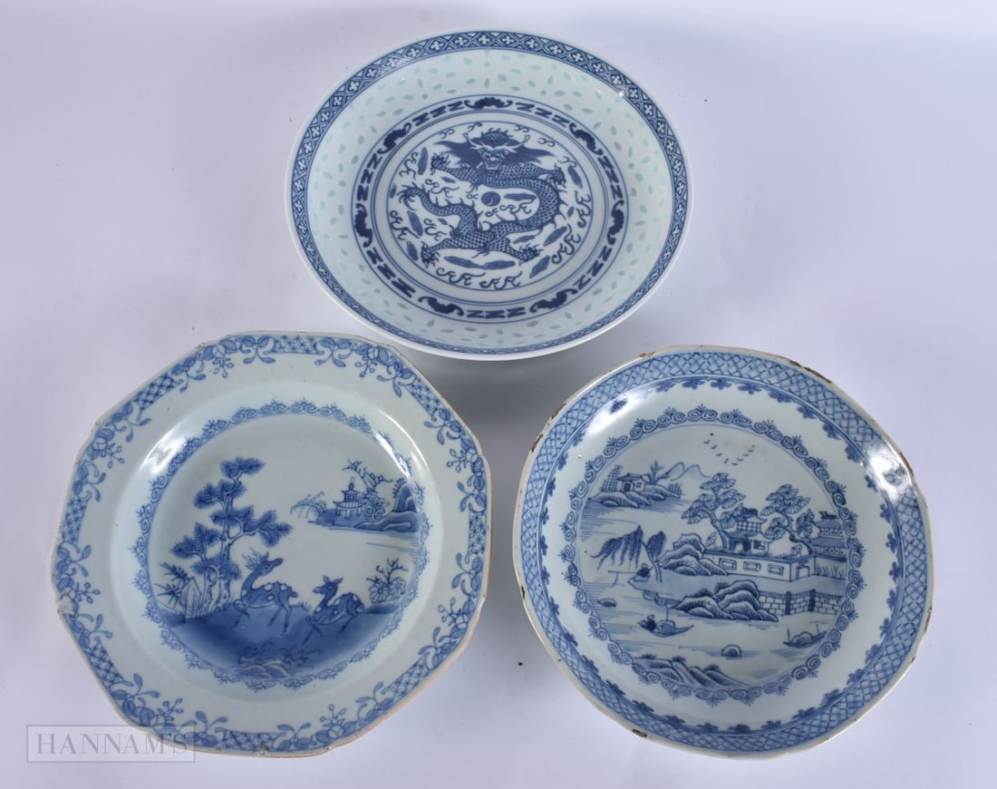 TWO 18TH CENTURY CHINESE EXPORT BLUE AND WHITE PLATES Qianlong, together with another plate. 22 cm w (1 of 5)