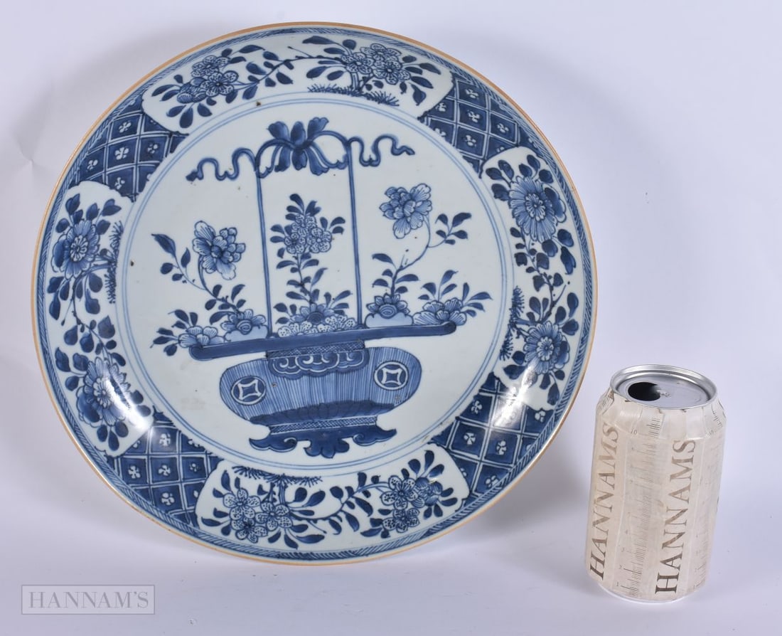 A LARGE EARLY 18TH CENTURY CHINESE BLUE AND WHITE CIRCULAR DISH Kangxi/Yongzheng. 28cm diameter.: A LARGE EARLY 18TH CENTURY CHINESE BLUE AND WHITE CIRCULAR DISH Kangxi/Yongzheng. 28cm diameter.