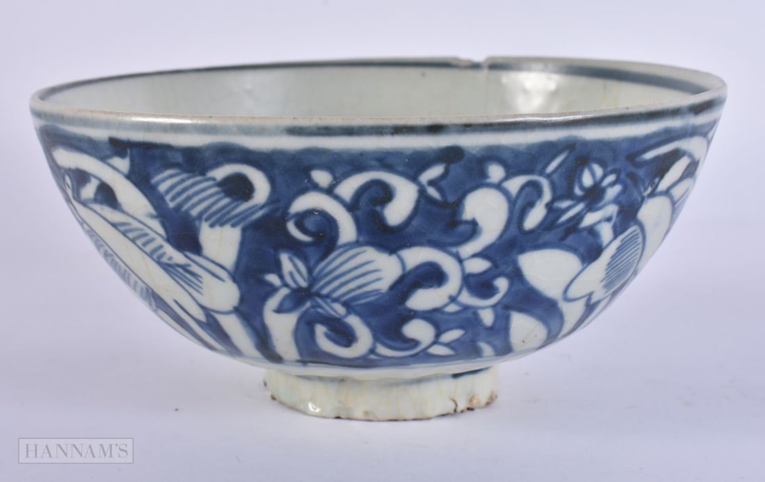 A 17TH CENTURY CHINESE BLUE AND WHITE PORCELAIN BOWL Late Ming. 15 cm wide. (1 of 5)