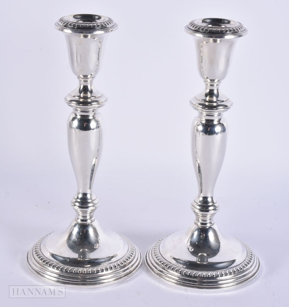 A PAIR OF SILVER CANDLESTICKS. 870 grams overall. 21 cm high. (1 of 5)